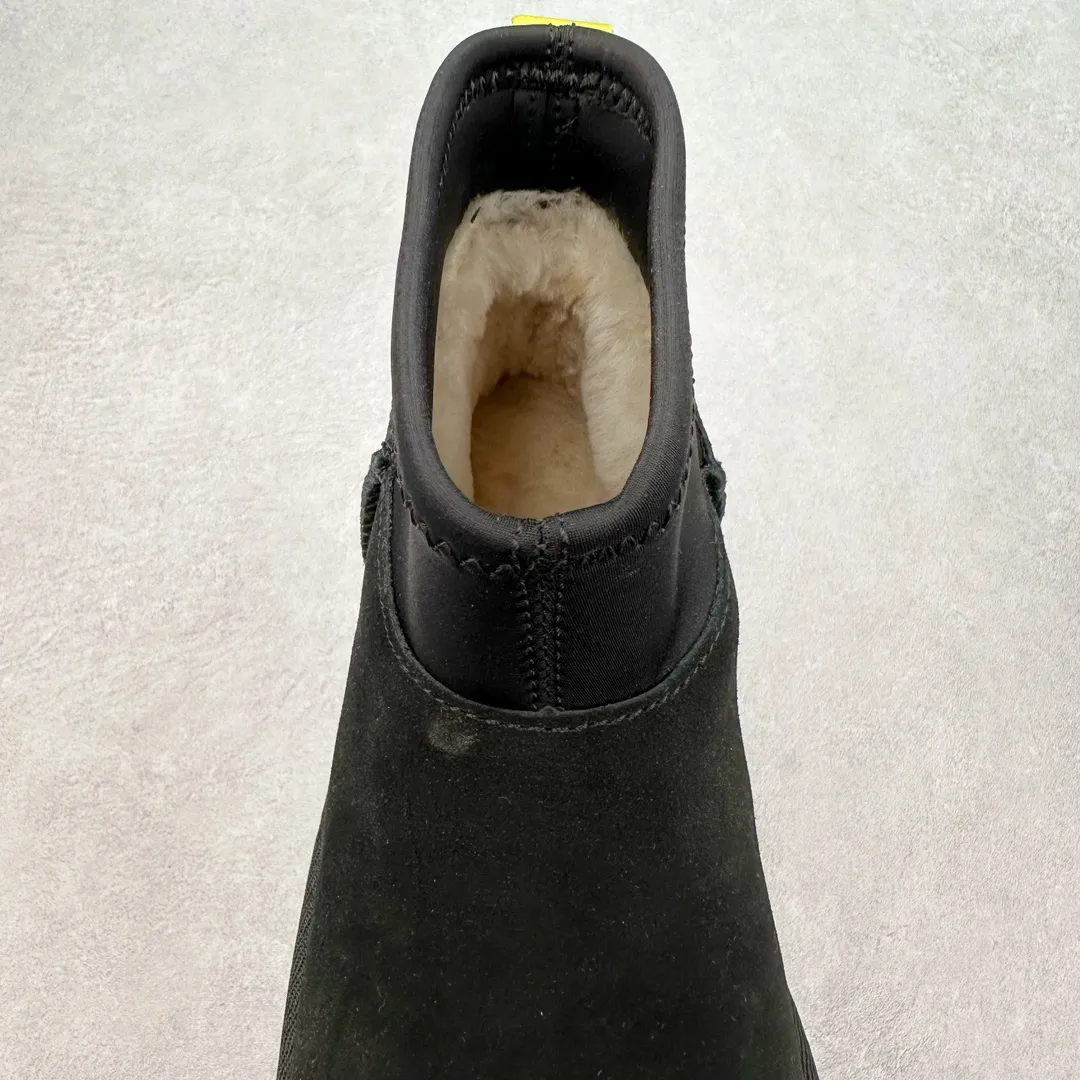 Pick up locally💰520 UGG 8170 classic autumn and winter sheepskin and fur integrated snow boots. Private order price and ingenious positioning. Direct supply from Sangpo eight-year-old factory. Reject high profits. Differentiate pig-killing version. Longfeng A-grade Australian imported sheepskin and fur integrated. Fully follow the ZP process. OEM original pattern maker. Adhere to no original shoes and no development options. Pay attention to every detail. The most authentic version on the market. TREADLITE "light wing" technology outsole. Lightweight/durable/flexible/pile-type suede upper, fine skin-friendly recycled polyester fiber piping, comfortable and easy to care for, good warmth retention, UGG plush™ lining and insole, soft and skin-friendly, comfortable and warm, classic shoe shape with lightweight thick sole, stable and fashionable for autumn and winter street style, Treadlite by UGG light wing outsole, light cushioning, reducing the burden on your feet, comfortable and lightweight, helping you to play easily all day long. Size: 35 36 37 38 39 40 41 Coding: by3936000